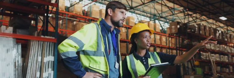 csm Zwei Menschen im Warenlager 75315fbe06 768x257