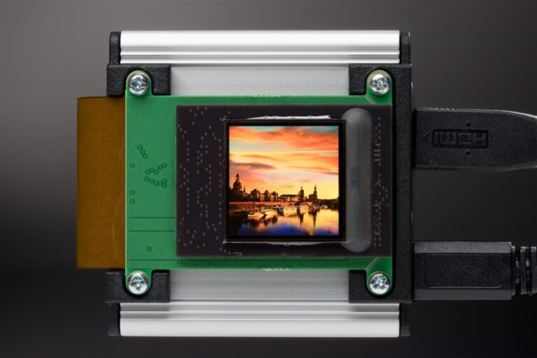 Fraunhofer IPMS 2K OLED microdisplay 768x512